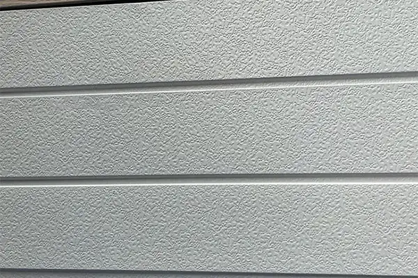 Trojdňová obnova fasády: Kovové vyrezávané panely Reshape Construction Tempo