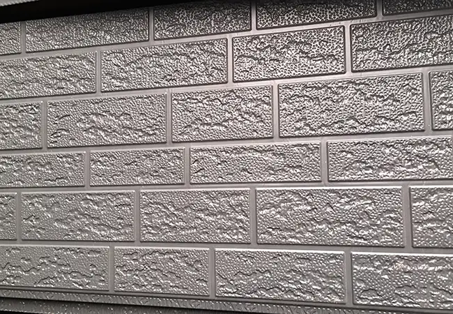 Ako môže kovová vyrezávaná doska transformovať moderné architektonické priestory?